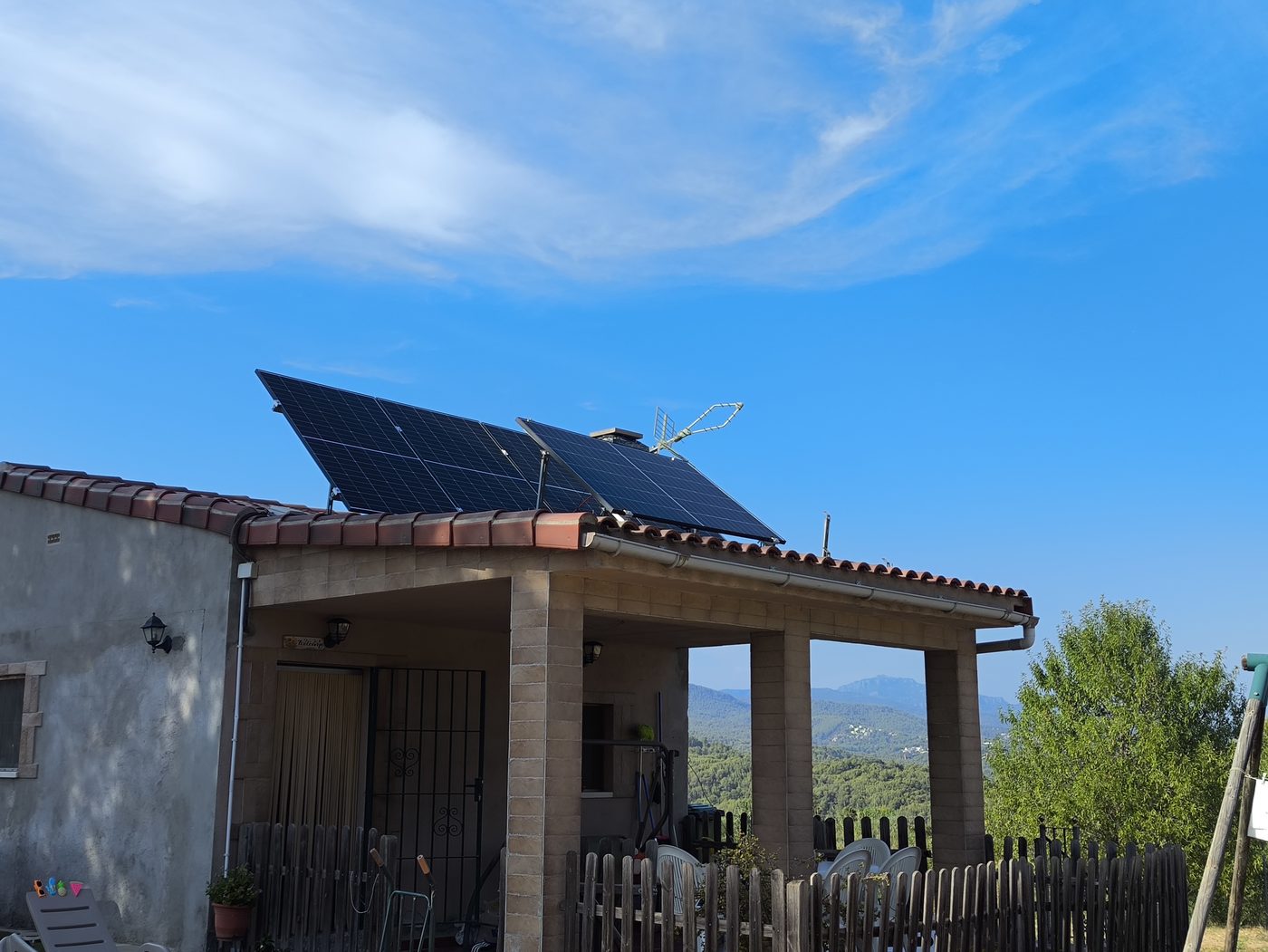 Instalación de placas solares sobre tejado con vistas a la montaña