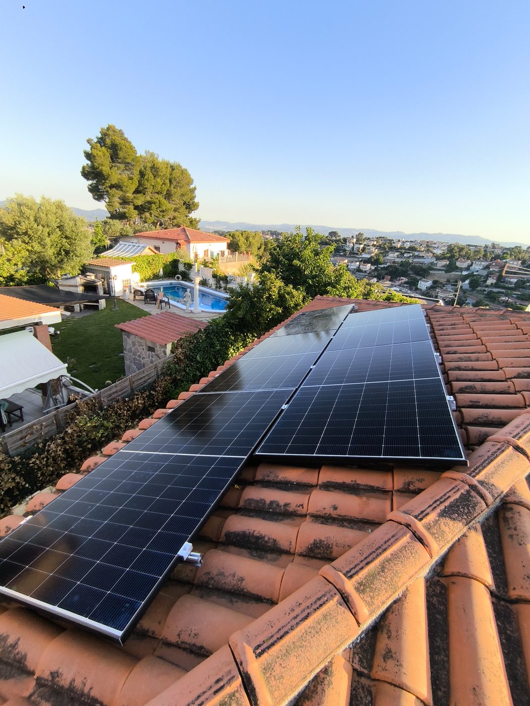 Paneles solares sobre tejado de teja