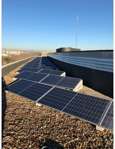 Placas solares sobre cubierta plana con estructura